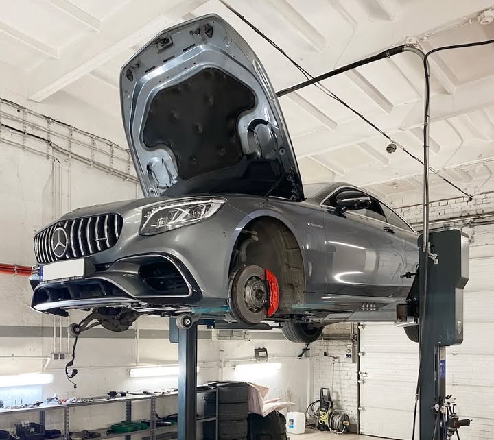 Mercedes AMG na podnośniku